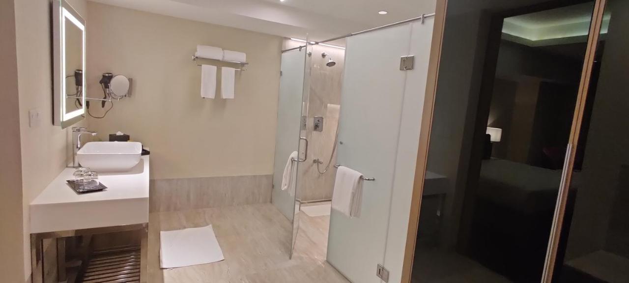O By Tamara, Trivandrum Thiruvananthapuram Εξωτερικό φωτογραφία A shower with a sliding door